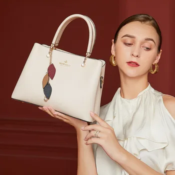 Голяма голяма капацитетна пазарска чанта 2023 Нова елегантна лека луксозна чанта с едно рамо Crossbody Fashion Senior Sense чанта за жени