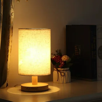 Nordic дървена настолна лампа Creative минималистична настолна лампа за спалня до лампа Fabric абажур USB / plug-in нощна светлина декор
